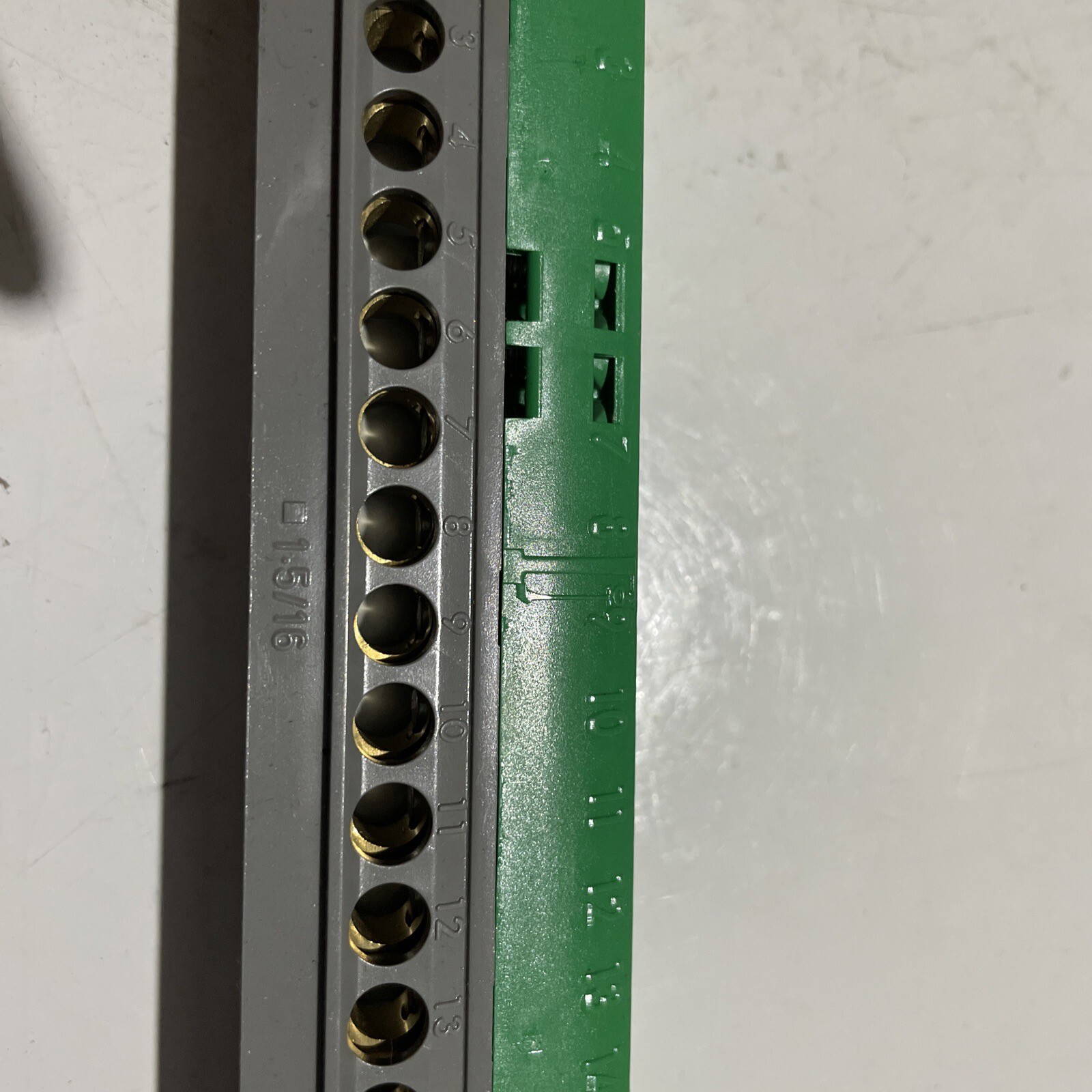 Legrand 004835 IP2 x Terminal Block 141mm - Image 3