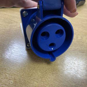 KNIGHTSBRIDGE IN0012 240V IP44 32A SURFACE MOUNT INDUSTRIAL SOCKET 2P+E BLUE