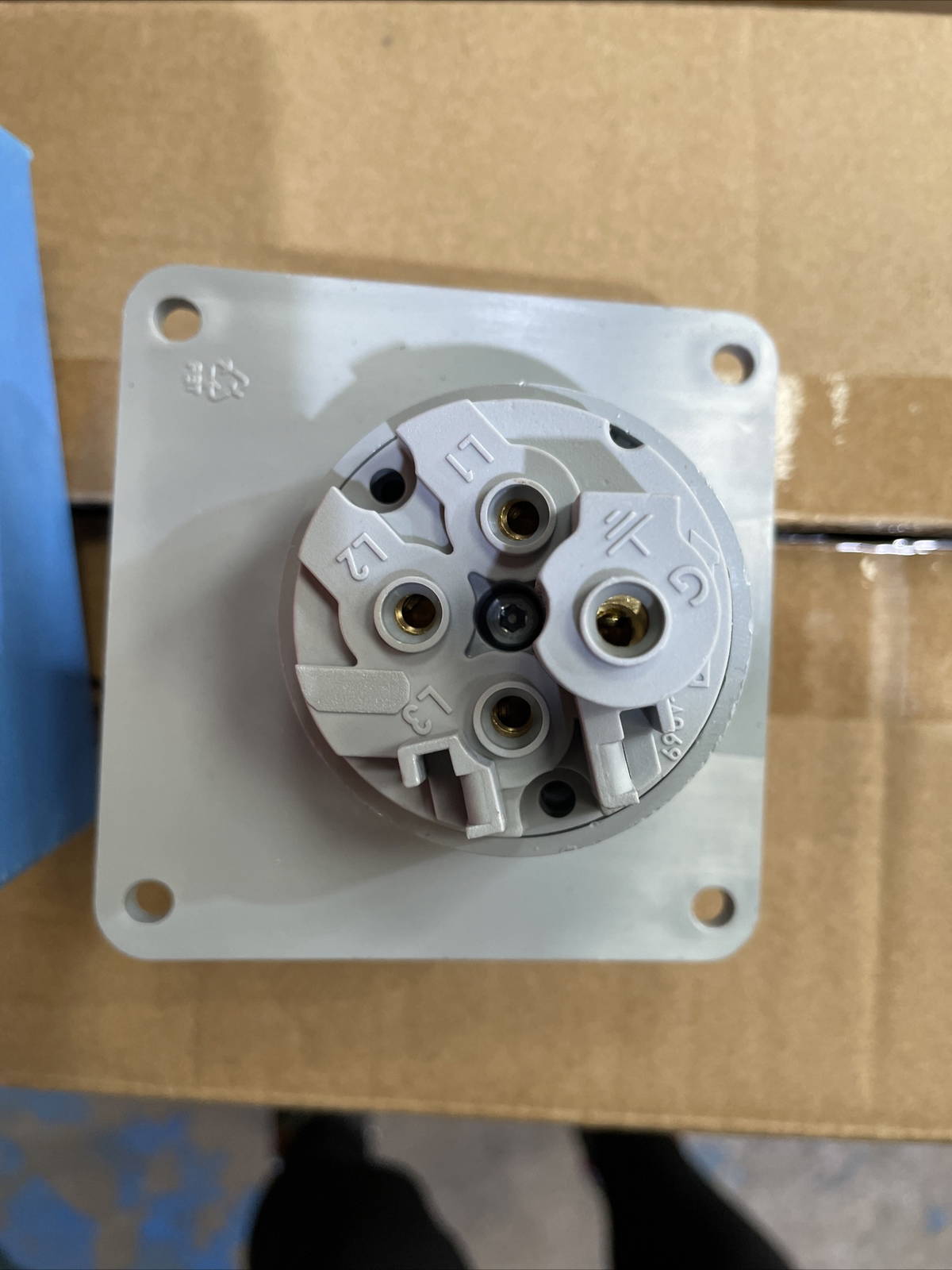 MK k9807 Red Commando Socket Panel Angled 16a - Image 3