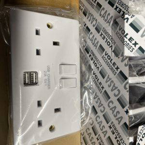 Volex White Double Socket With 2 USB D1500USBNR